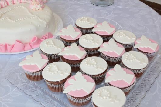  Cupcake para batizado chocolate decoração rosa