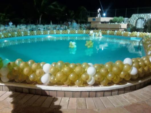 Decoração de ano novo na piscina balões