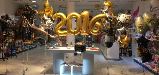 Decoração de ano novo com balões numéricos