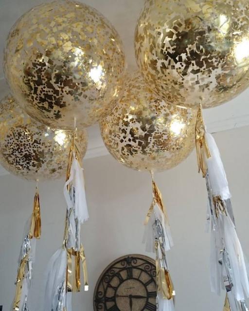 Decoração de ano novo com balões dourados 