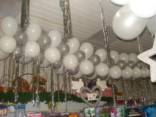 Decoração de ano novo com balão prata e branco