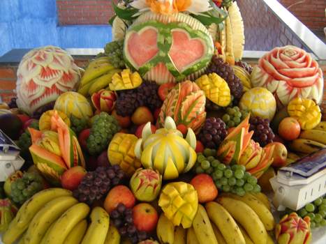 Decoração de ano novo mesa com frutas desenhadas