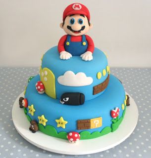 Bolo azul com boneco do Mario no topo.