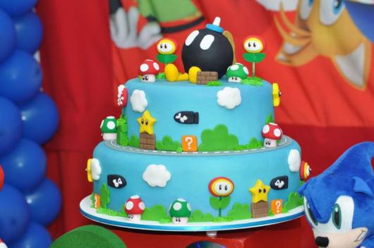 Bolo azul com elementos do Mario.