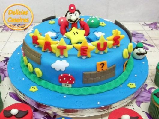 Bolo em pasta americana com itens do cenário do Mario.