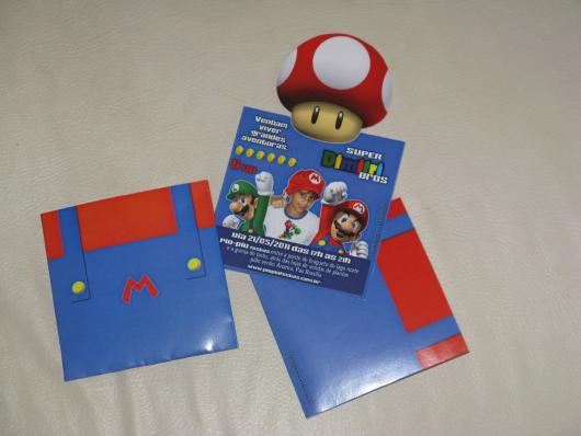 Convite com formato da roupa do Mario Bros.