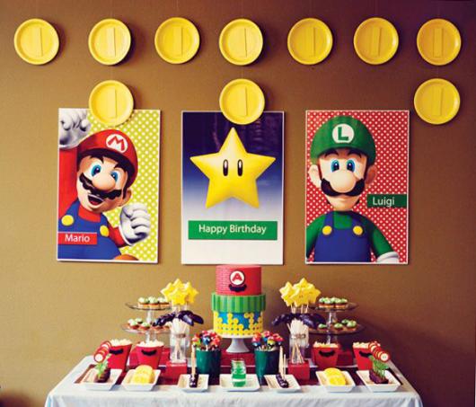 Parede decorada com posters do Mario Bros.