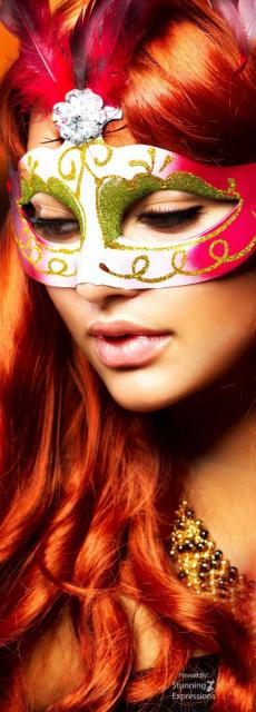 máscara feminina colorida