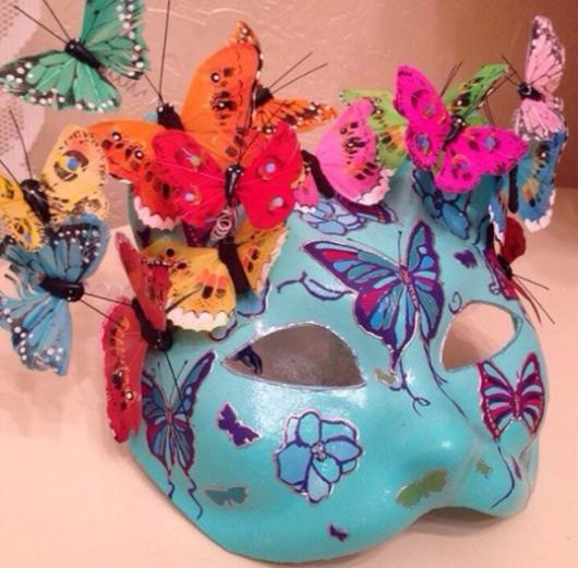 máscara colorida borboleta