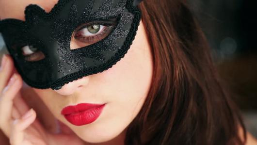 máscara preta feminina