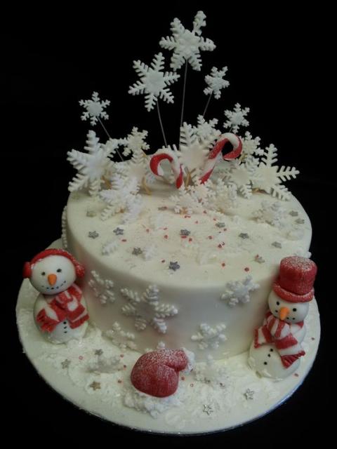Decoração de bolo com bonecos e flocos de neve.