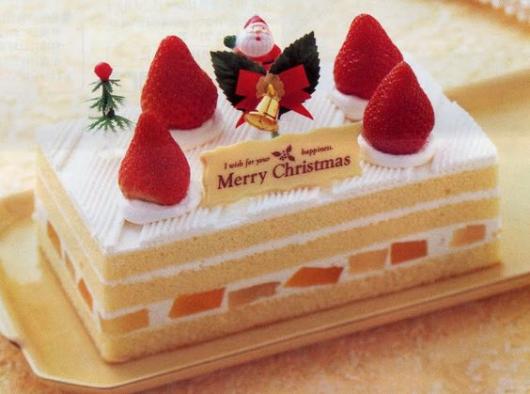 Naked cake com massa clara, Papai Noel e morangos no topo.