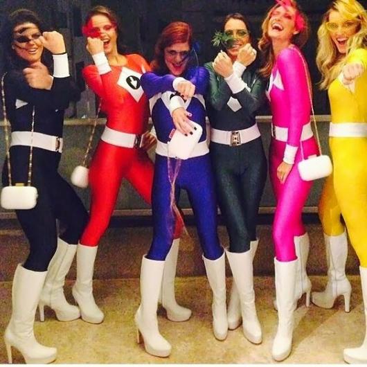 Seis mulheres vestidas de Power Rangers.