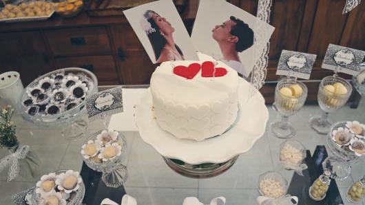 Bodas de Papel bolo branco com topo de fotos do casal