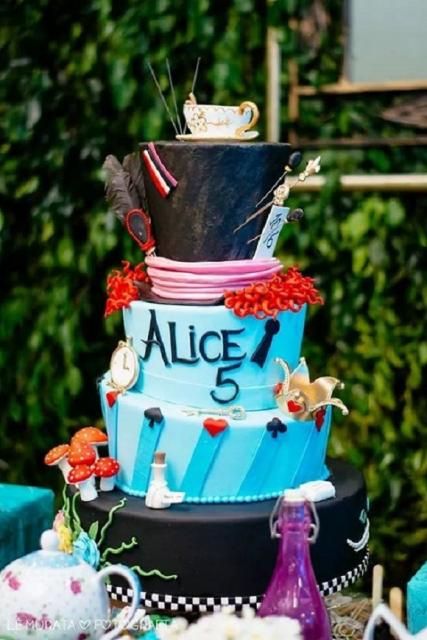 Bolo Alice no País das Maravilhas Azul com chapéu