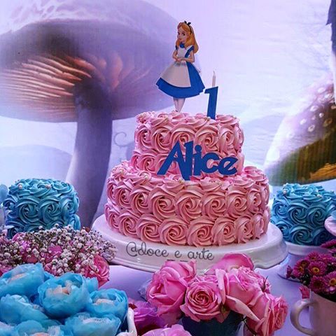 Bolo Alice no País das Maravilhas glacê rosa