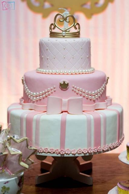 Bolo de 15 Anos bolo pasta americana rosa e branco com enfeite de coroa dourada