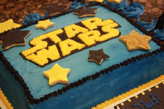  Bolo Star Wars decorado com chantilly azul escuro preto e amarelo