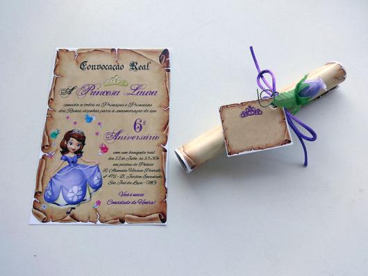 Convites Princesa Sofia pergaminho fechado com fita e rosinha