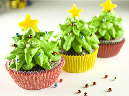 Cupcake de Natal decorado com arvore de chantilly e confete de estrelinha