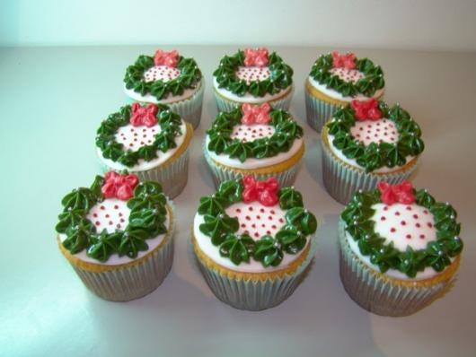 Cupcake de Natal decorado com guirlanda de chantilly