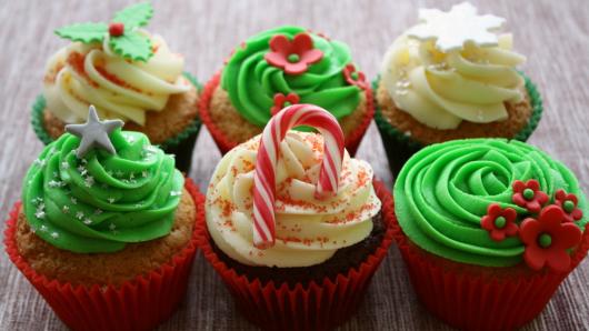 Cupcake de Natal decorado com chantilly verde e branco