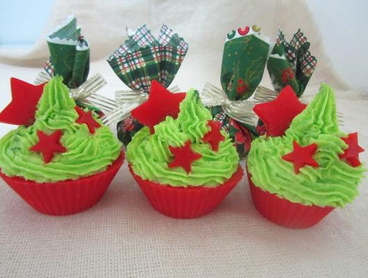 Cupcake de Natal de chantilly verde com forminha vermelha