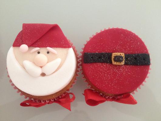 Cupcake de Natal com aplique de pasta americana vermelha e branca