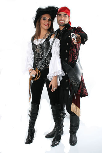 Fantasia para Casal pirata de couro preta e branca