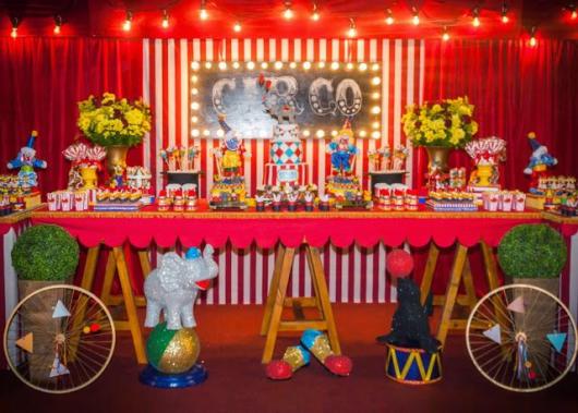 Festa circo vintage com painel iluminado
