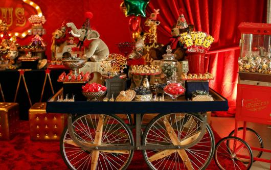Festa circo de luxo com mesa de doces vintage