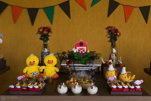 Festa Fazendinha simples com varal de bandeirinhas