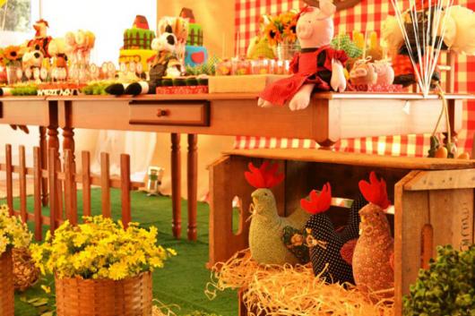 Festa Fazendinha baby com enfeite de ninho de galinhas