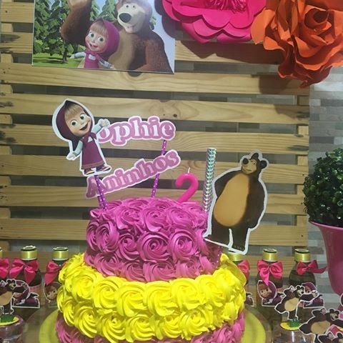 Festa Masha e o Urso bolo decorado com glacê amarelo e rosa