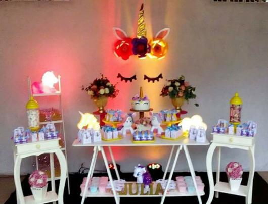 Festa Unicórnio provençal com painél iluminado