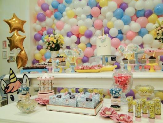Festa Unicórnio provençal branco com painél de balões