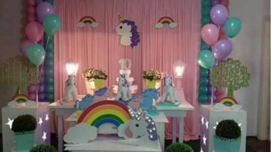 Festa Unicórnio arco-íris com cortina rosa