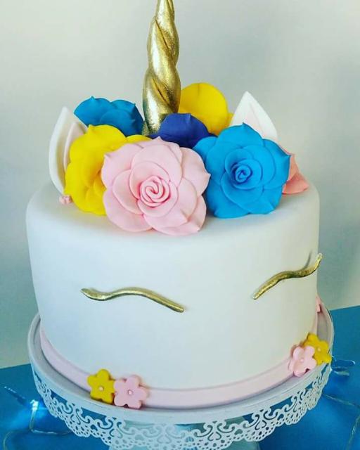 Festa Unicórnio bolo decorado com flores de pasta americana