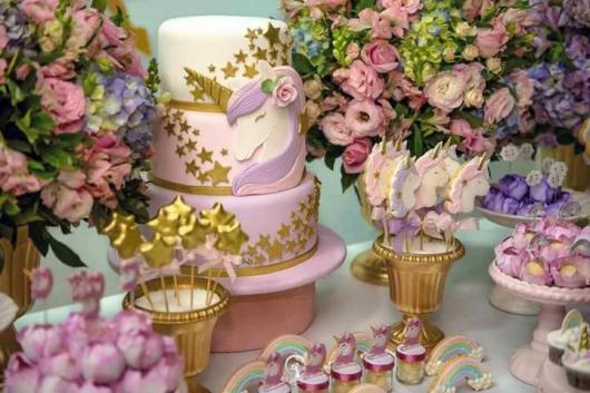 Festa Unicórnio bolo rosa e dourado