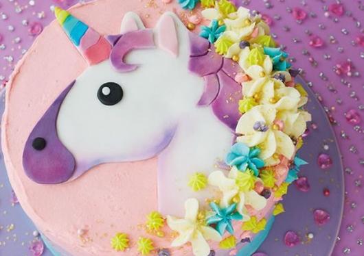 Festa Unicórnio bolo simples decorado com glacê