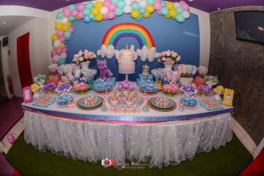 Festa Unicórnio arco-íris com fundo azul