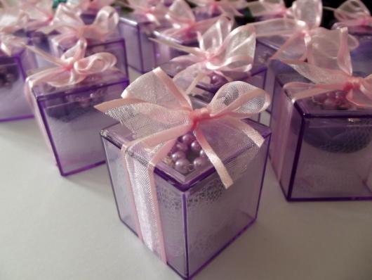 Lembrancinhas de 15 Anos lilás caixinha de acrílico