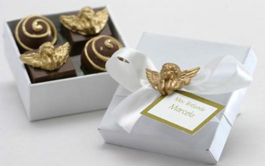 Lembrancinhas para padrinhos de batismo chocolate com aplique de anjinho