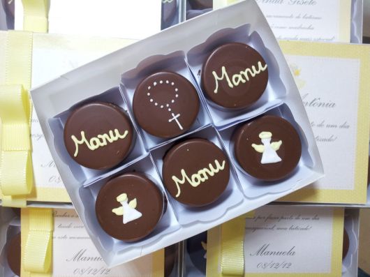 Lembrancinhas para padrinhos de batismo chocolate com detalhe de anjinho e terço