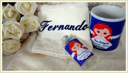 Lembrancinhas para padrinhos de batismo kit com xícara personalizada toalhinha com nome e água benta