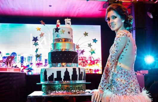 Temas para festa de 15 anos discoteca bolo fake