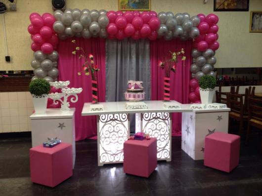Temas para festa de 15 anos bexigas rosa e prata