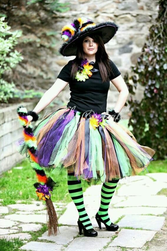 Fantasia de bruxa colorida e divertida com tule e meia calça listrada