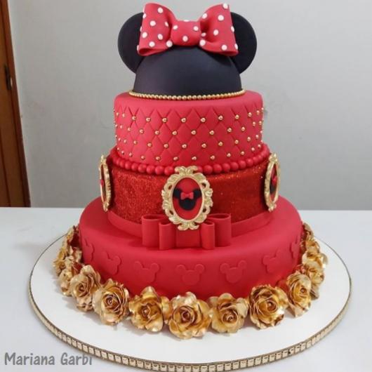 bolo vermelho e dourado
