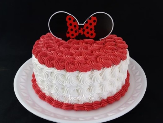 bolo simples vermelho e branco
